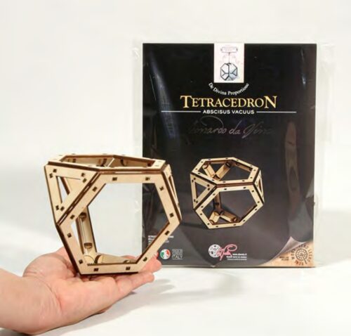 Tetracedron, modello con imballagio e mano